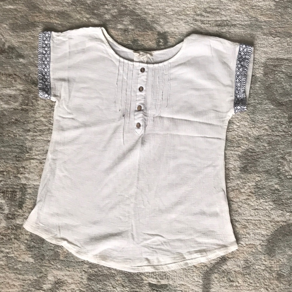 White top with Embroidered Sleeves